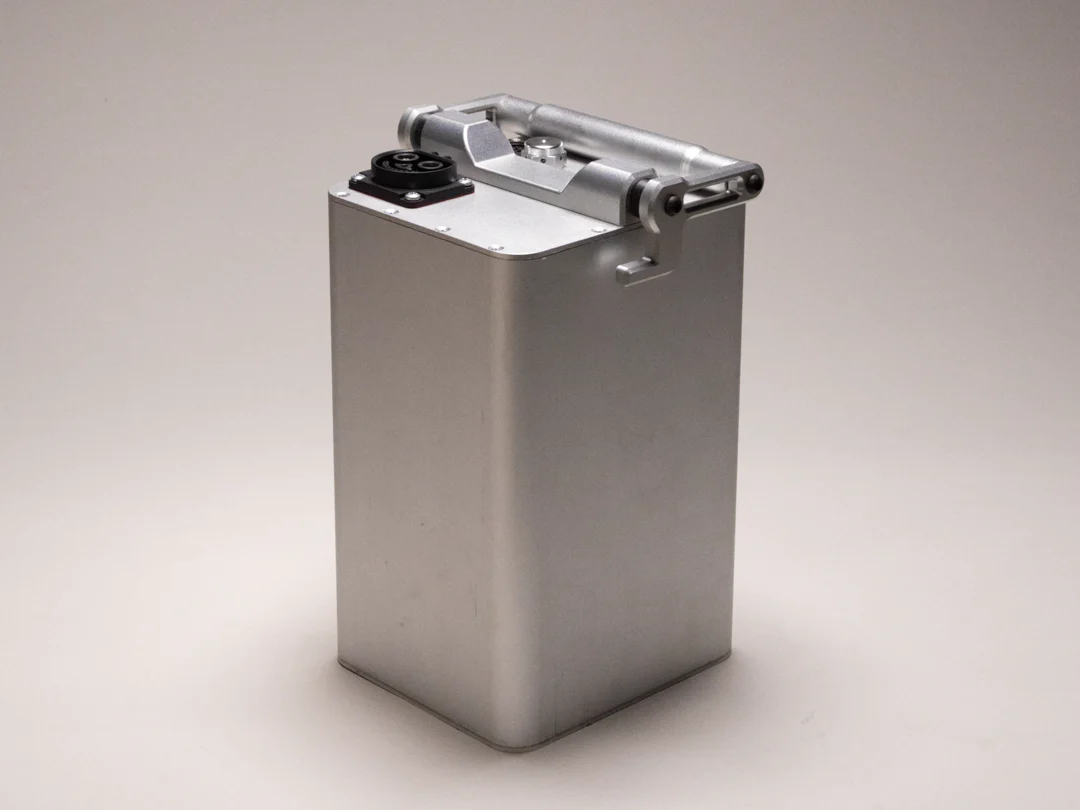 D2G DropIN 72V Akku 2 D2G DropIN 72V Akku 50Ah Seitenansicht silber E Pit Bike