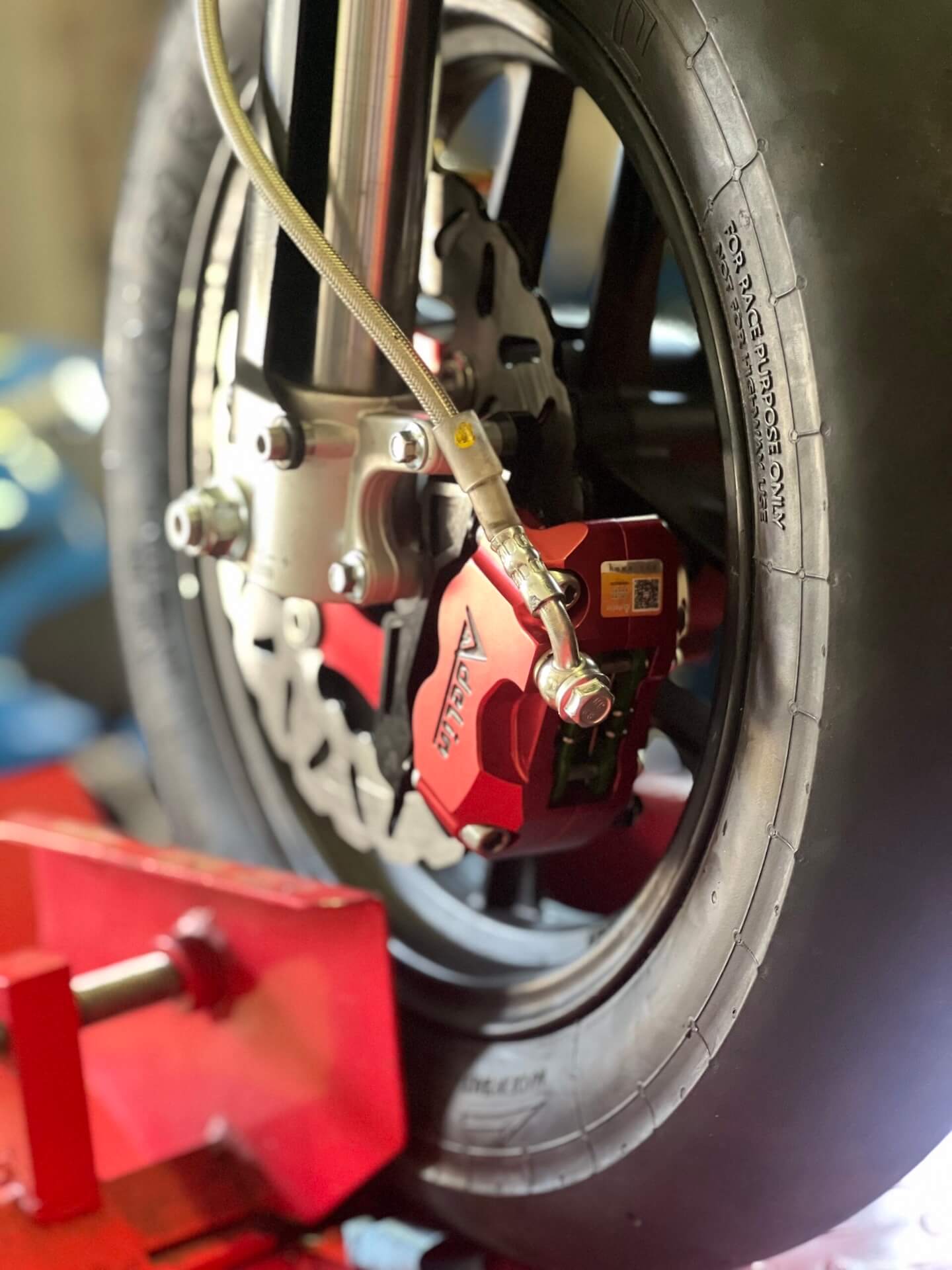 Trckline E - DropIn72V 6 Trckline E DropIn72V roter Bremssattel Detail Elektro Pitbike