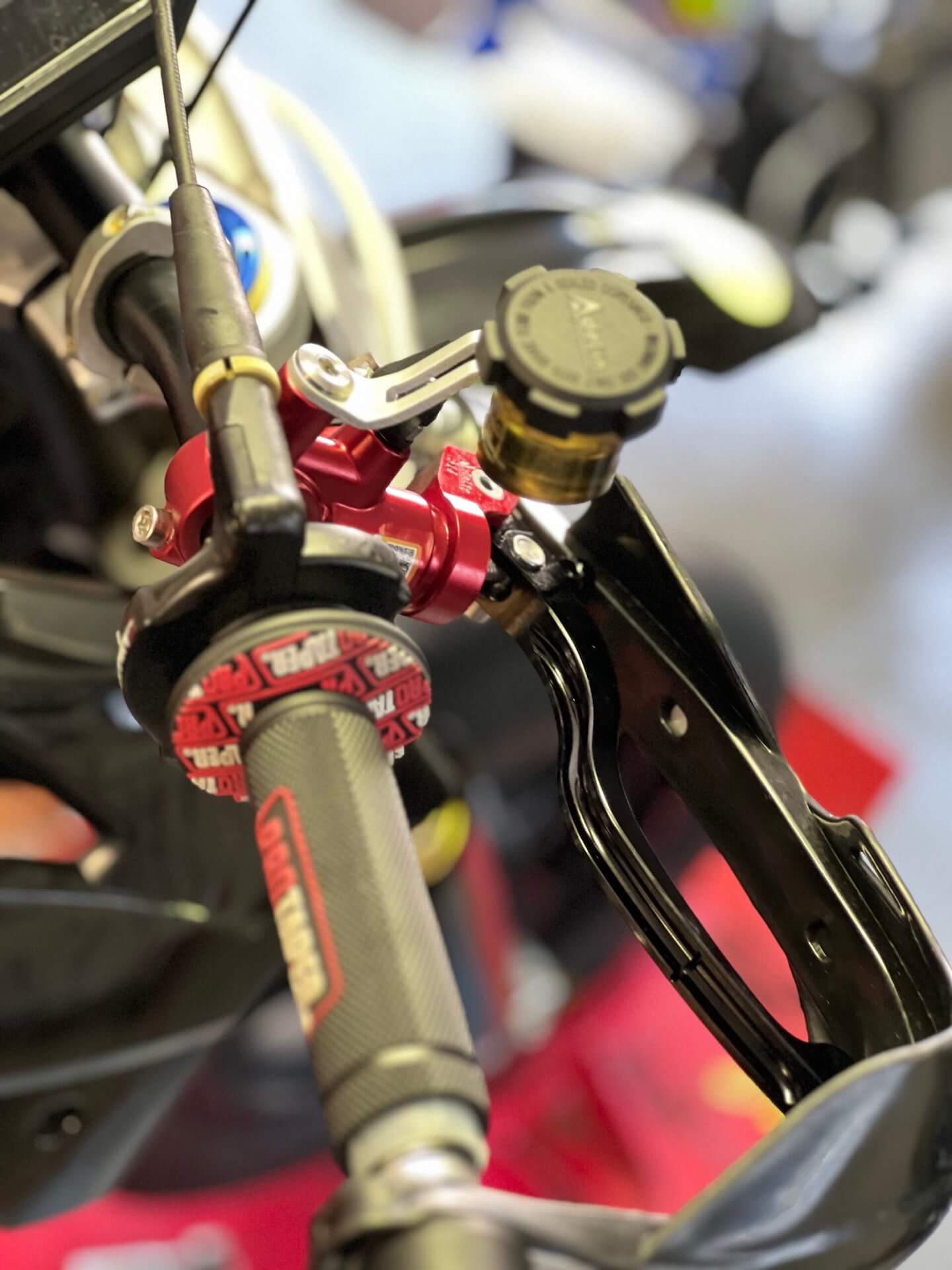 Trckline E - DropIn72V 9 Trckline E DropIn72V Lenker Gasgriff Gabelbrücke Detail Elektro Pitbike