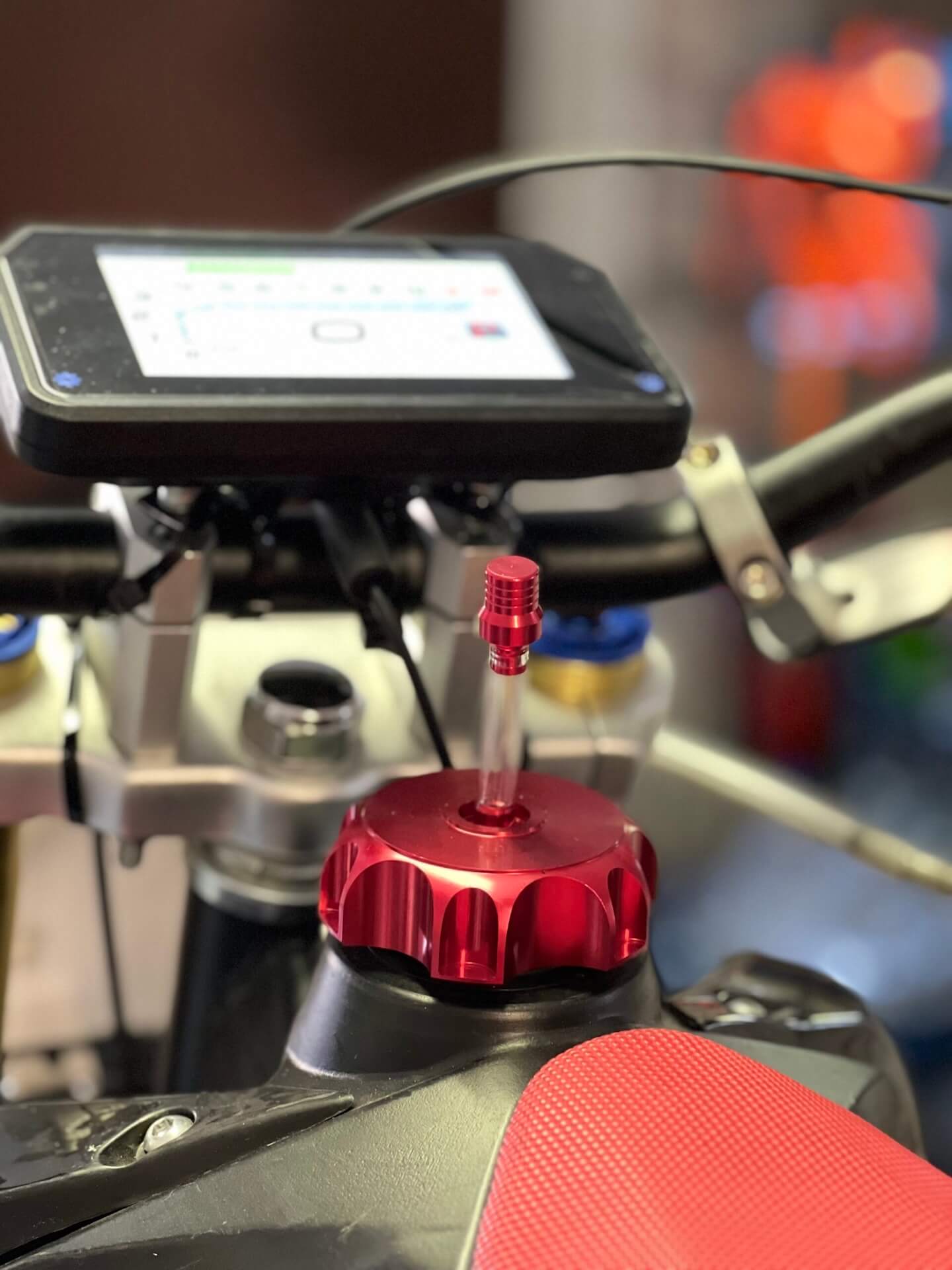 Trckline E - DropIn72V 8 Trckline E DropIn72V roter CNC Tankdeckel Elektro Pitbike Detail